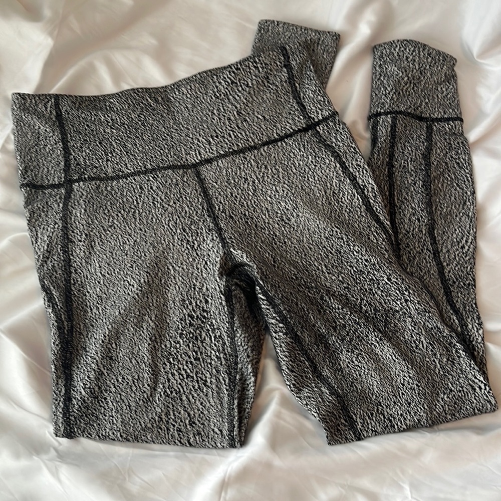 Lululemon leggings, black and white women’s size 6 - Picture 2 of 7